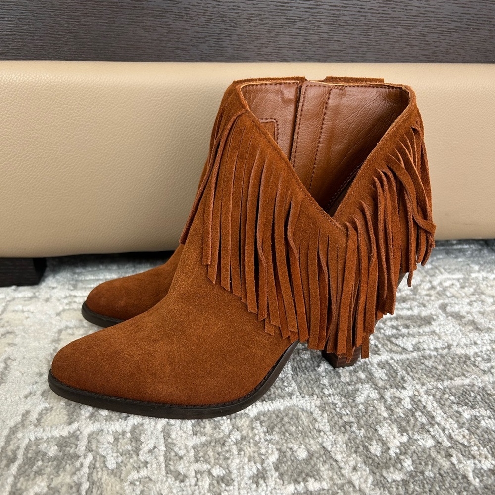 NWT Jessica Simpson Brown Suede Fringe Heeled Bootie Side Zipper in Size 7.